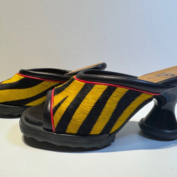 John Fluevog Women's Black and Yellow Slide Sandals Dede Yellow Tiger - Picture 3 of 7